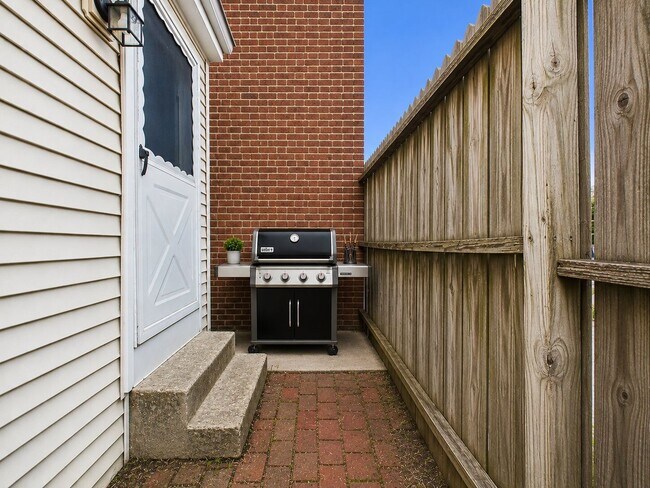 Building Photo - 2 story, 2 bed 1 bath house - newly remodeled AUGUST 1