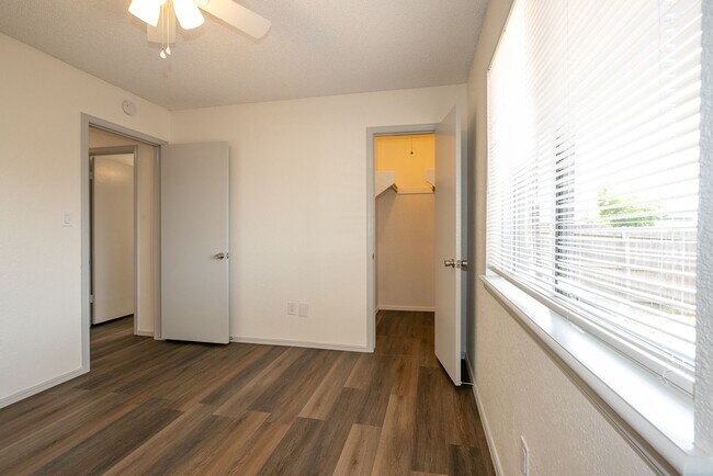 Building Photo - 3 Bed | 2 Bath Duplex in Central Tulsa!