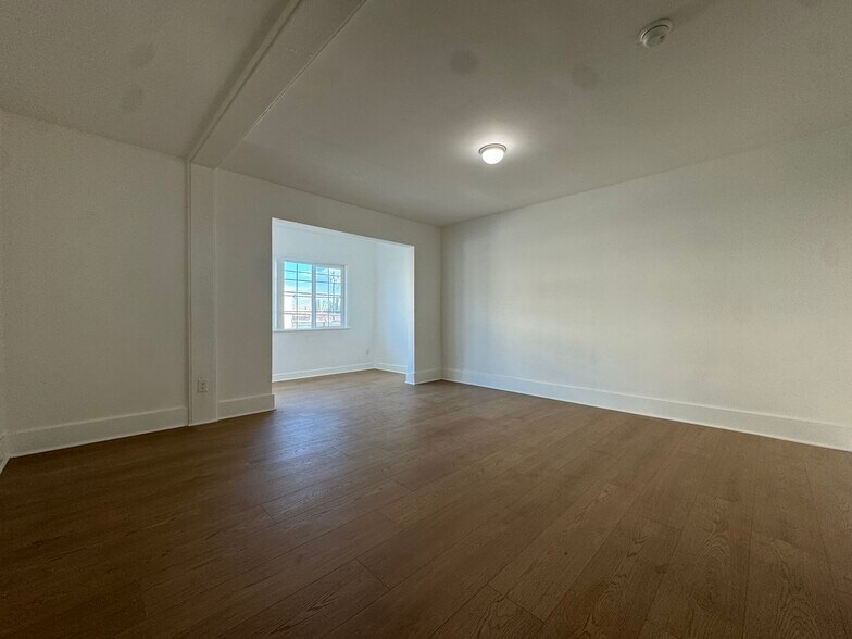 Building Photo - 5319 S Hoover St