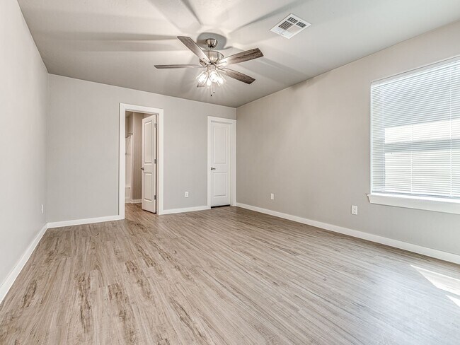 Building Photo - Newer home in the heart of OKC + 5 bedrooms + 5 bathrooms + 2 car garage