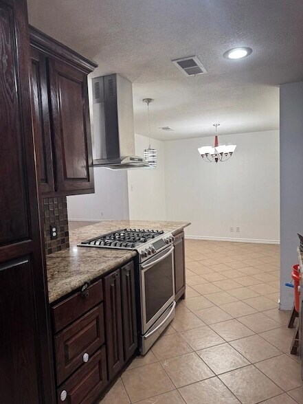 Building Photo - 403 Crenshaw Dr