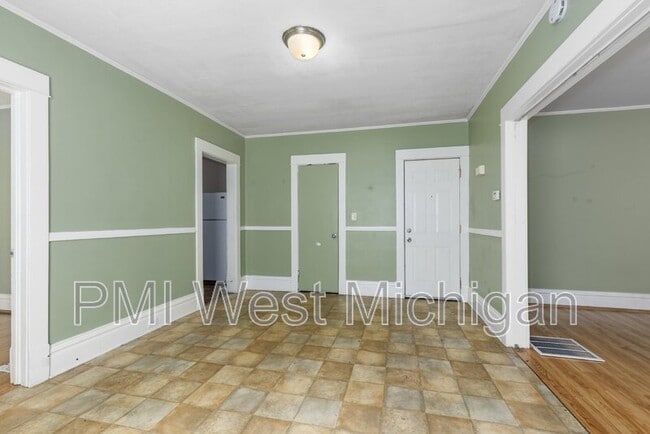 Building Photo - 1051 Pine Ave NW