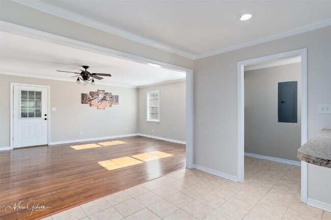 Building Photo - "Charming 3-Bed Sanctuary with 2 Full Bath...