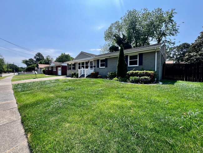 Building Photo - Gorgeous fully renovated 4 bedroom home in...