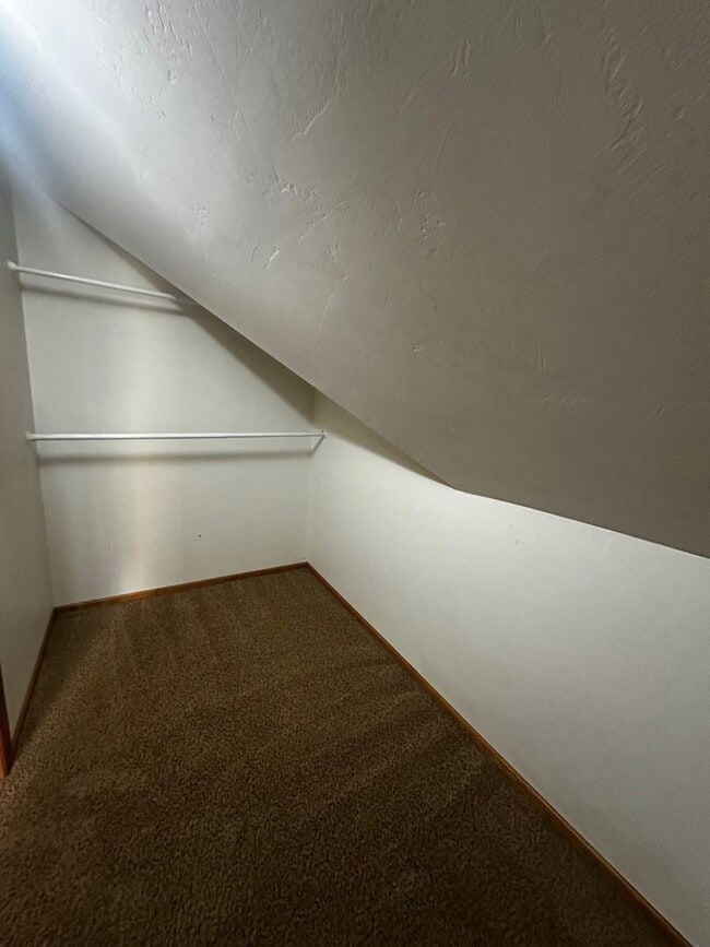 Building Photo - Beautiful 4 bedroom Home located in Centra...