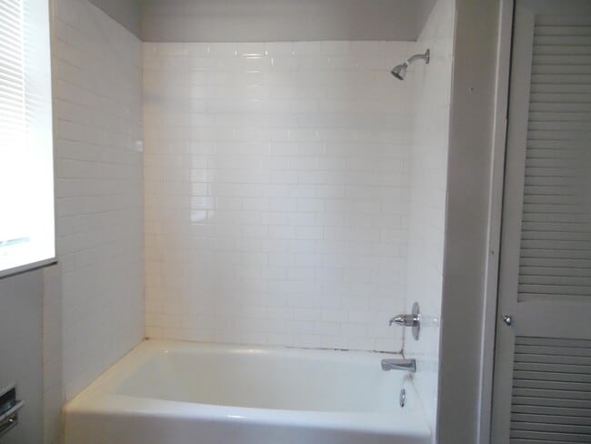 Building Photo - 547 N Broadway