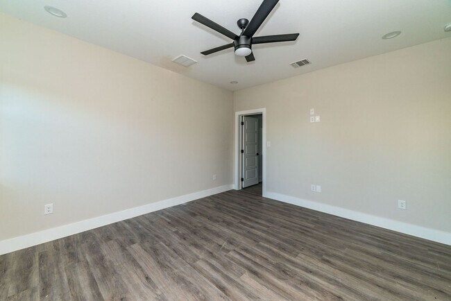 Building Photo - 1618 W Lawndale Dr