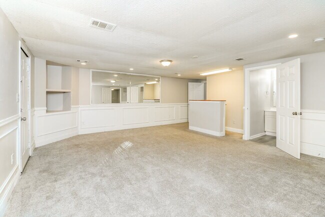 Building Photo - 145 S Barbara Ln