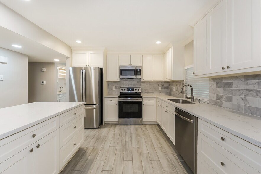 Building Photo - 15411 La Loma Dr
