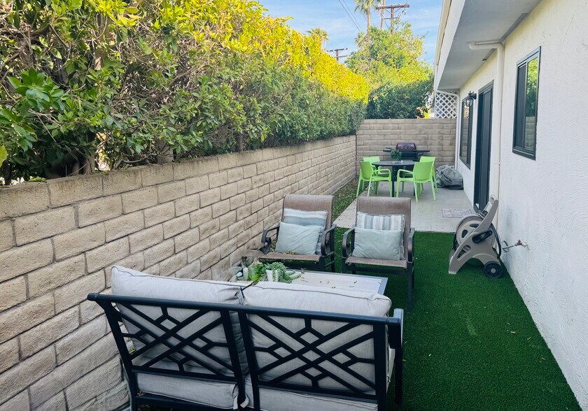 Building Photo - 1486 E Palm Tree Dr