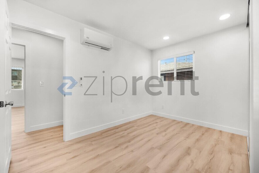 Building Photo - Unit