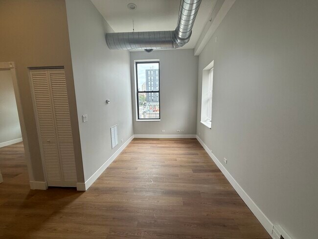 Building Photo - 1219 W Devon Ave
