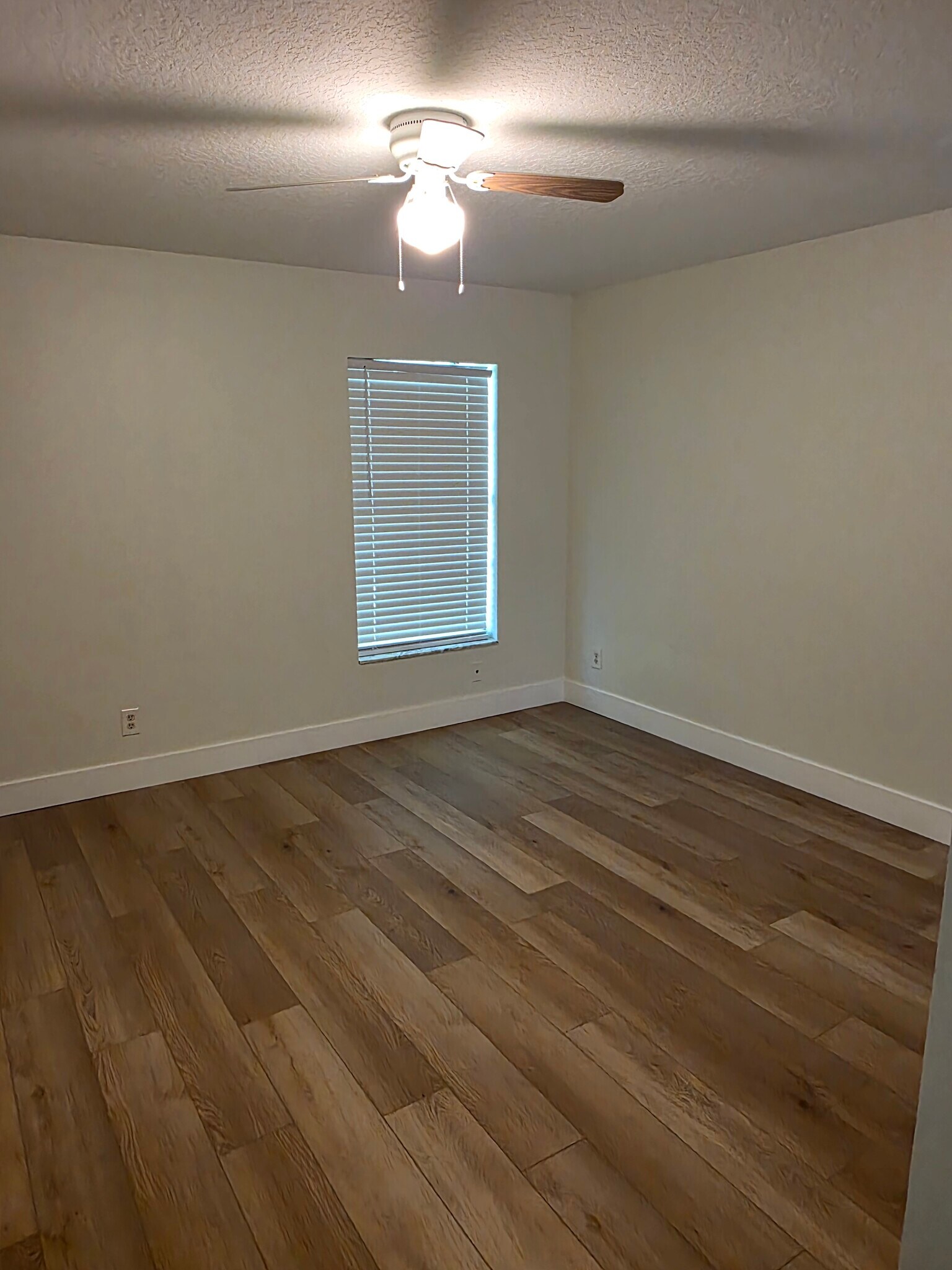 Building Photo - 512 13th Pl