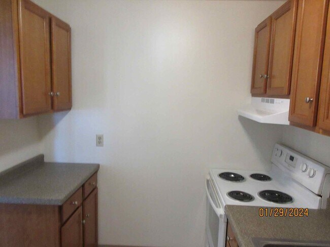 Building Photo - Available March 2026 Beautiful Upper 2 bedroom with Balcony