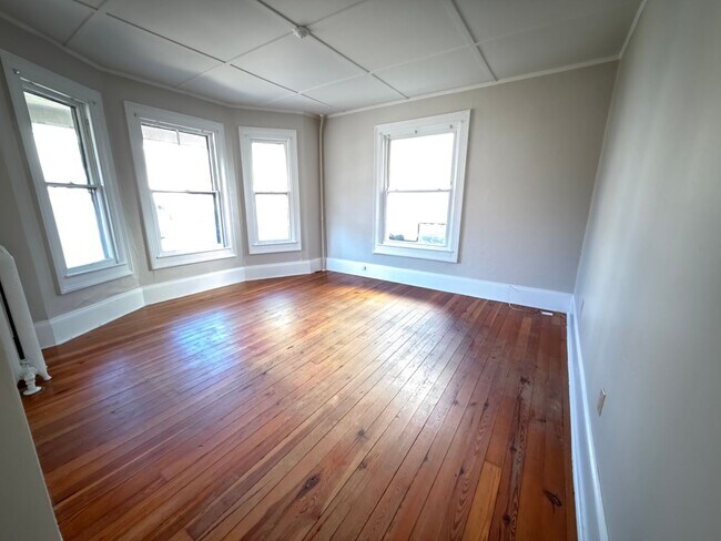 Building Photo - 68 Meadow St