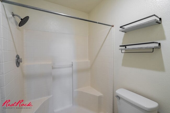 Building Photo - Dog Friendly! 3 Bedroom Single-Level Condo...