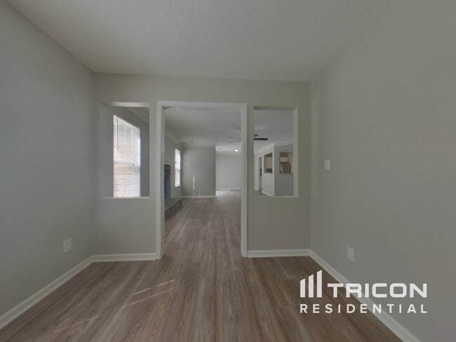 Building Photo - 825 Raindrops Rd