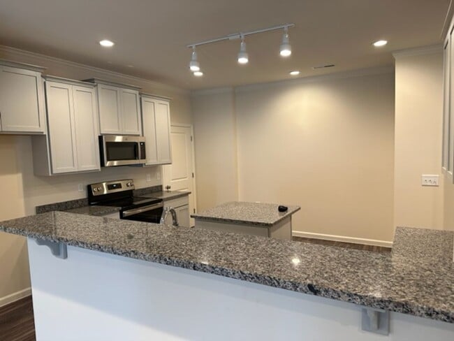 Building Photo - Townhouse / Whitsett