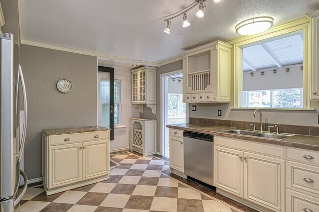 Building Photo - Charming 2 Bedroom, 1 Bathroom Chalet.