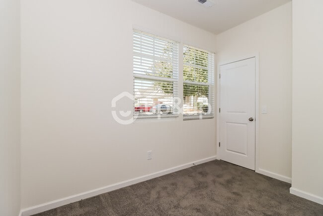 Building Photo - Fantastic 3bd/2ba home! Coming soon!