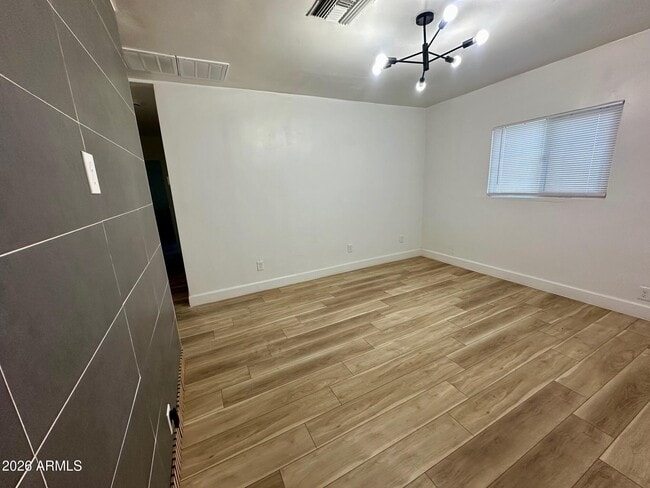 Building Photo - 3125 E Oak St