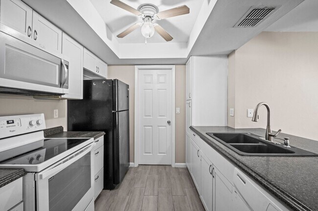 Building Photo - Stunning duplex offers two spacious bedroo...