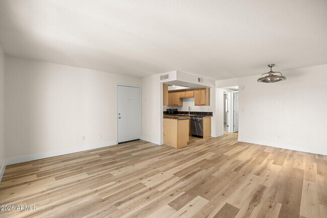 Building Photo - 740 W Elm St