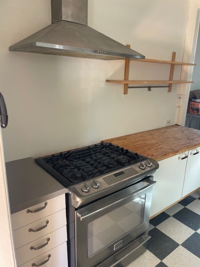 Building Photo - Great House in Oakland! 2 Beds, 1 Bath