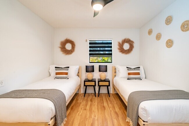 Building Photo - 1814 NW 14th Ave