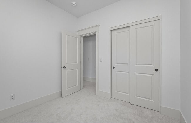 Building Photo - 619 SW Foresta Ter