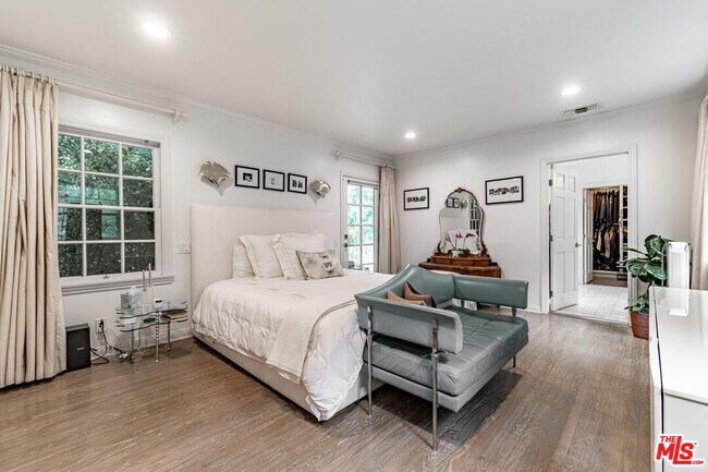 Building Photo - 1438 San Ysidro Dr