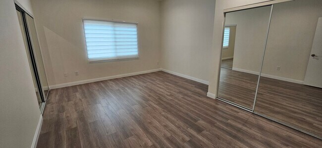 Building Photo - Beautifully Renovated Townhouse with Moder...