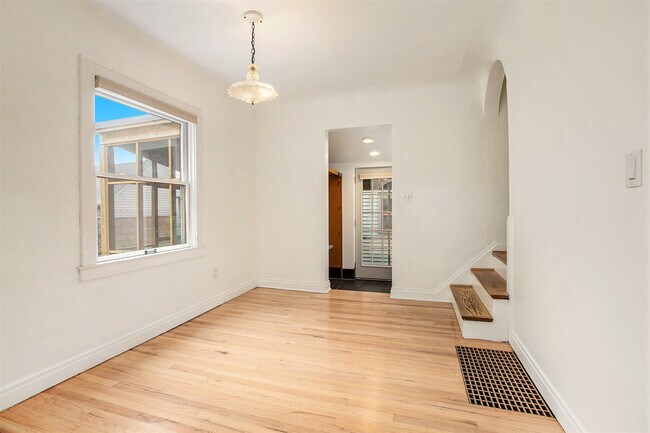 Building Photo - 2520 Oakdale Dr