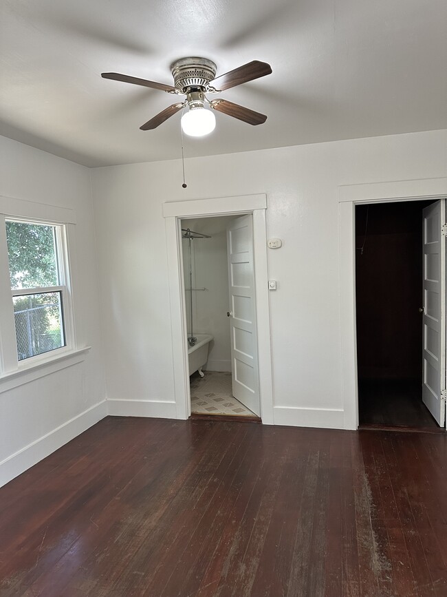 Building Photo - 909-902 Stillman Ave