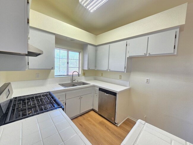 Building Photo - Upstairs/ Spacious/ 2 bedrooms / 2 bathrooms