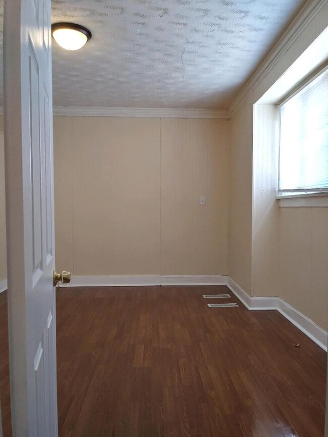 Building Photo - 3 Bedroom House, 1 Bed Downstairs, 2 Bed a...