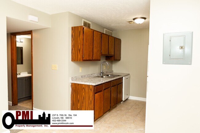 Building Photo - 3 Bedroom and 1.5 bathroom Duplex for rent