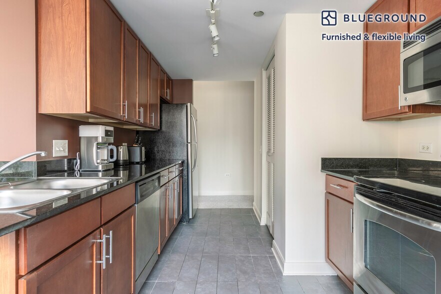 Building Photo - 210 N Wells St