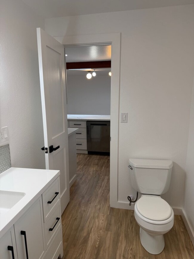 Building Photo - Luxury 2 bedroom 1 bath duplex in a great neighborhood!