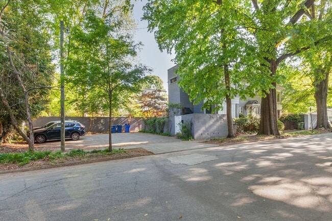 Building Photo - Spacious 1/1 Condo w/ Enclosed Patio & Off...