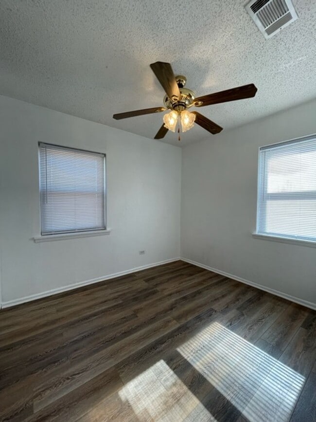 Building Photo - Rental