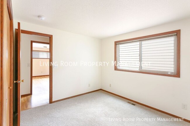 Building Photo - Spacious & Stylish Townhome in Desirable V...