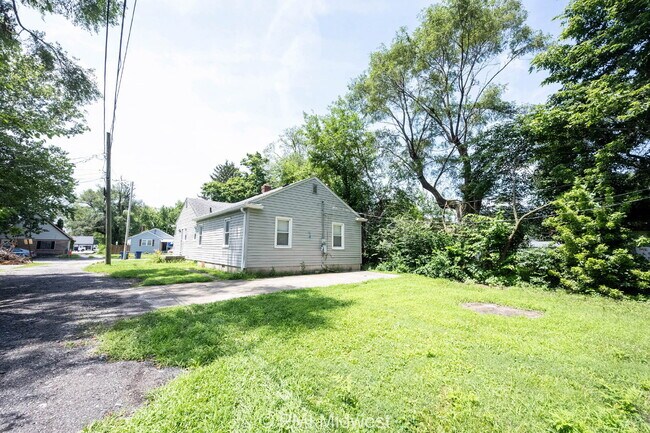Building Photo - "Charming 3-Bedroom Home in Indianapolis –...