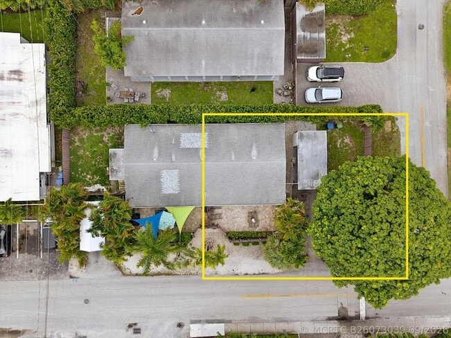 Building Photo - 701 NE 22nd Dr