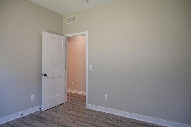 Building Photo - 8441 Oak Shade Cir