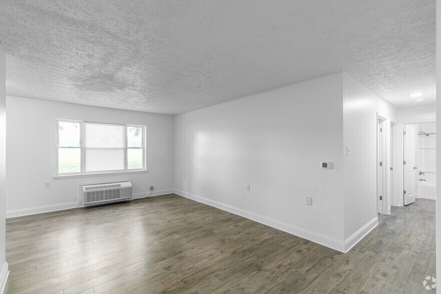 2BR, 1BA - 840SF - Living Room - Sunset Hargraves Ridgely