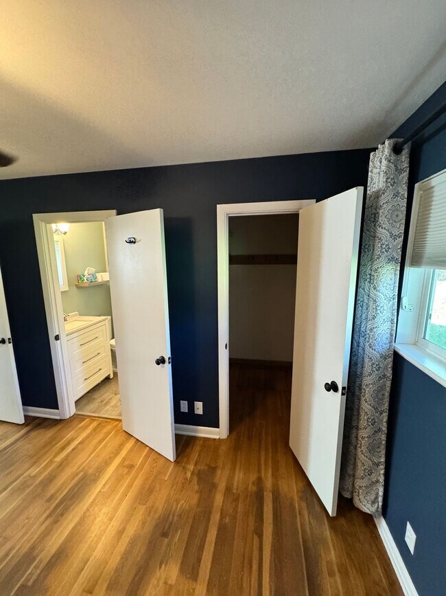 Building Photo - 3 Bedroom 1.5 baths! Walker & Cedar Hills ...