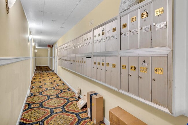 Building Photo - Cozy, updated 4th-floor studio in Nob Hill. Convenient location near all the hot spots