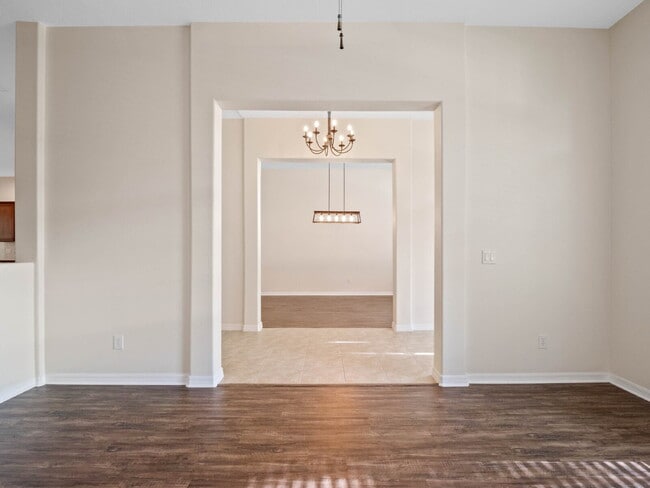 Building Photo - Spacious 4-Bedroom Pool Home with 3 Full B...