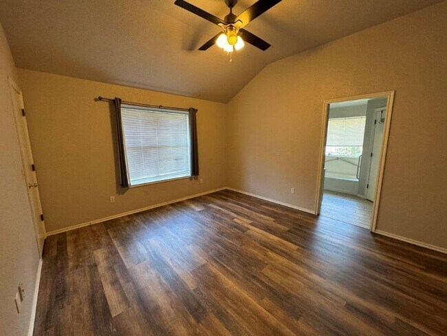 Building Photo - 3 bed 2 bath, storm shelter and  all wood floors in Moore Schools